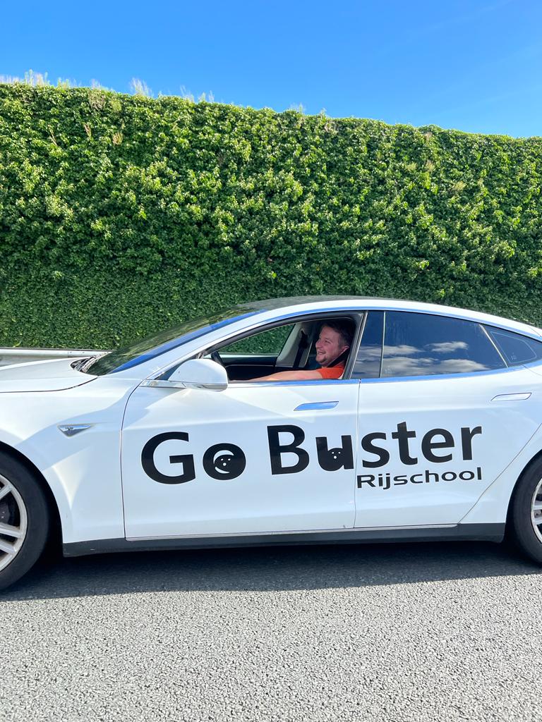 Bob de Bie, Seo van Go busters rijschool achter het stuur.